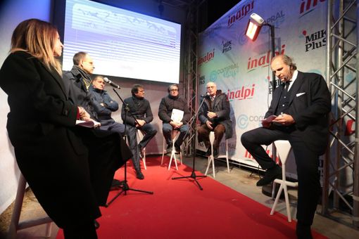 riunione di persone sedute a semicerchio riunione di persone sedute a semicerchio