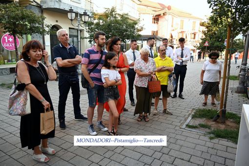 Taglio del nastro per la nuova libreria Mondadori Taglio del nastro per la nuova libreria Mondadori