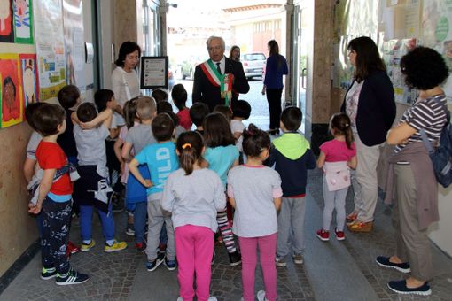 Volpiano, in Municipio una piccola galleria d'arte con le opere dei bambini Volpiano, in Municipio una piccola galleria d'arte con le opere dei bambini