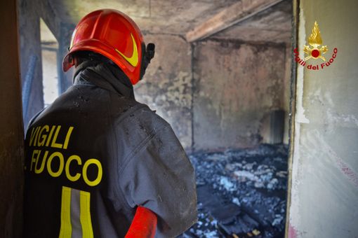 Incendio devasta abitazione nel pinerolese (FOTO)