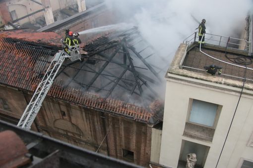 A fuoco la Cavallerizza, Appendino sul posto: “Incendio domato, grazie ai vigili del fuoco” [VIDEO]