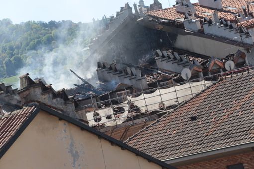 Incendio in Vanchiglia, nessuna previsione di rientro negli appartamenti. Chi stava sotto il tetto ha perso tutto [REPORTAGE]