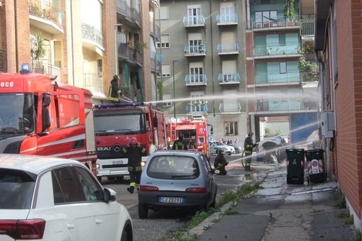 incendio di un magazzino con pompieri e polizia