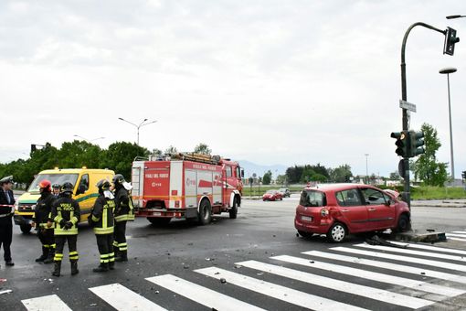 Incidente nel pomeriggio in via Molise a Torino, coinvolte tre vetture Incidente nel pomeriggio in via Molise a Torino, coinvolte tre vetture