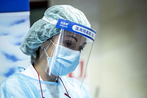 Un'infermiera durante il turno di lavoro