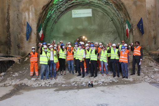 Metro 1, abbattuto l’ultimo pezzo del primo tunnel: conclusa la galleria fino alla Certosa [FOTO E VIDEO]