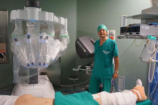 Per la prima volta al mondo un robot ha operato una donna da sveglia esportando un tumore