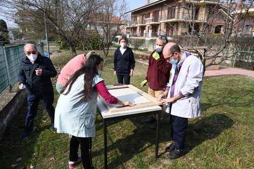 volontari e utenti al lavoro