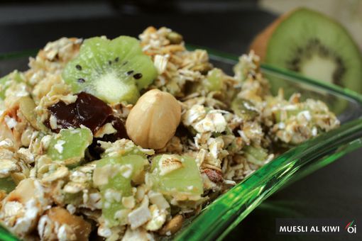 I mercoledì Veg di Ortofruit, oggi prepariamo il muesli di Kiwi. Ecco la ricetta I mercoledì Veg di Ortofruit, oggi prepariamo il muesli di Kiwi. Ecco la ricetta