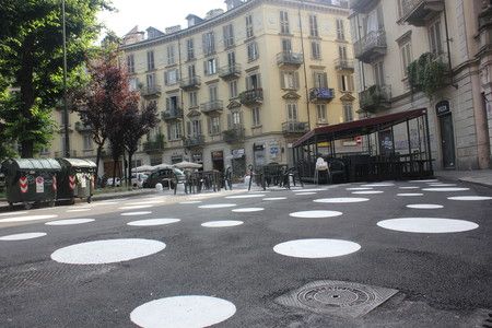 Via Santa Giulia recupera la sua vocazione commerciale con un evento serale e pedonale Via Santa Giulia recupera la sua vocazione commerciale con un evento serale e pedonale