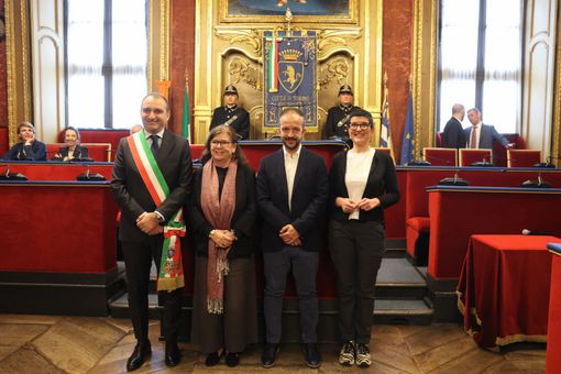 quattro persone insieme in piedi