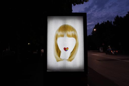 I manifesti che celebrano il mito di Raffaella Carrà