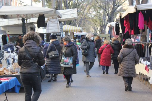 persone con le mascherine nei mercati