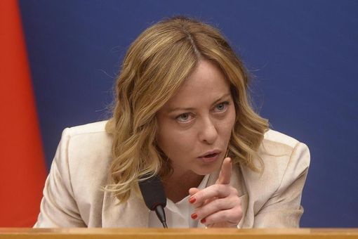 Giorgia Meloni indica Giorgia Meloni indica