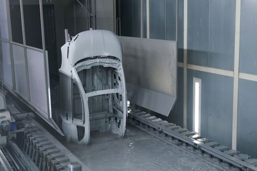 Catena di montaggio con pezzi di carrozzeria in bilico
