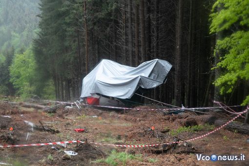 La cabina precipitata e coperta da un telo