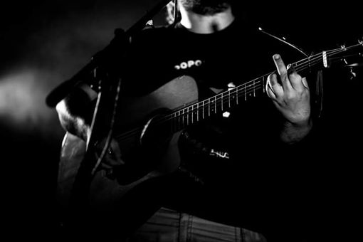 Errico Canta Male: &quot;Rubo i miei input musicali da ciò che vedo in giro in giro dalle scritte sui muri ai social&quot;