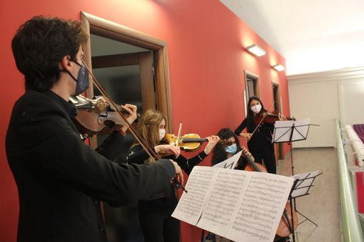 Musica aspettando il vaccino: concerti dal vivo prima di ricevere la dose anti Covid-19 [VIDEO e FOTO]