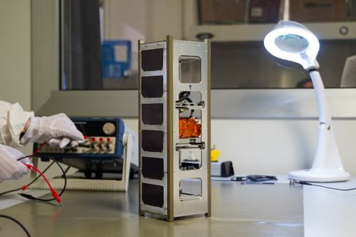 Il nano satellite con il messaggio del Papa