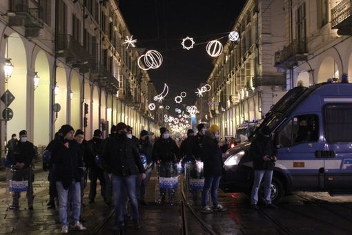 Polizia sbarra la strada ai no Green Pass