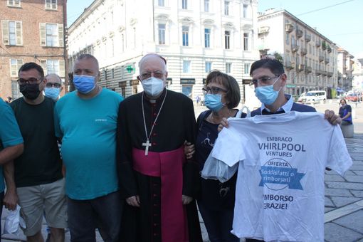 mons. nosiglia e operai embraco