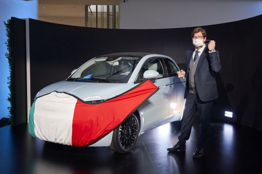 Fca, si alza il sipario che completa la nuova 500. Elkann: "E' solo l'inizio di una nuova era"