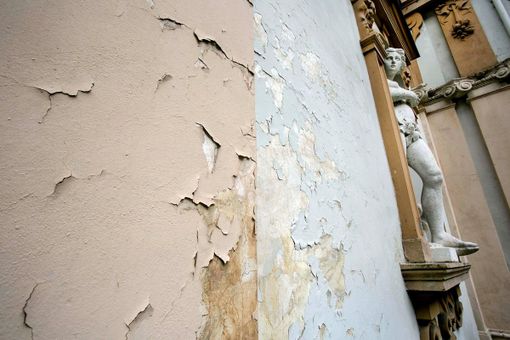 In foto, lo stato delle pareti interno cortile di Palazzo Lascaris
