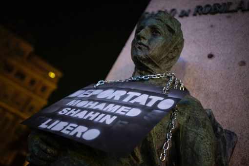 Blitz di Ultima Generazione, a Torino statua incatenata per chiedere la liberazione di Shahin