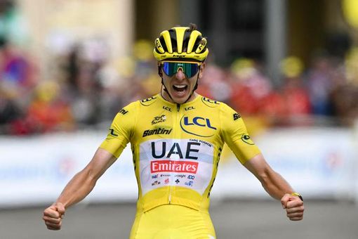 Tadej Pogacar in maglia gialla, dopo aver indossato quella rosa al Giro Tadej Pogacar in maglia gialla, dopo aver indossato quella rosa al Giro