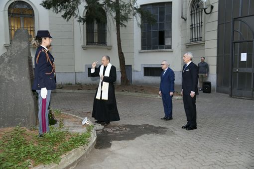 Deposta corona d’alloro al cippo dei Caduti nella lotta contro la criminalità e il terrorismo della polizia di Stato [VIDEO]