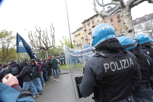 Scontri al corteo pro-Palestina, la Questura chiarisce: &quot;Scudi e sfollagente solo per alleggerimento, 7 poliziotti contusi&quot;