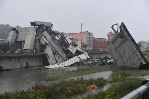 Bandiere a mezz'asta per le vittime del ponte Morandi