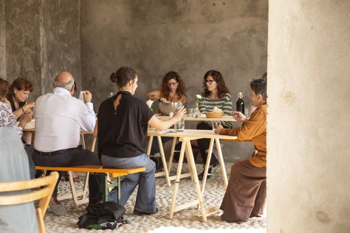 "Riscopriamo lo stare insieme tra cibo e meditazione": a Moncalieri va in scena il pranzo in silenzio