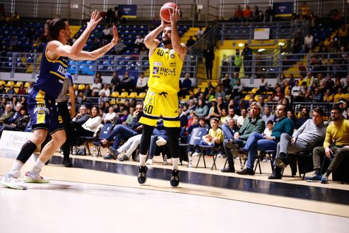 foto di archivio e locandina