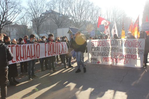 protesta studenti fuori dal politecnico