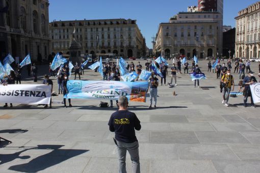 Gli infermieri in protesta in piazza Castello