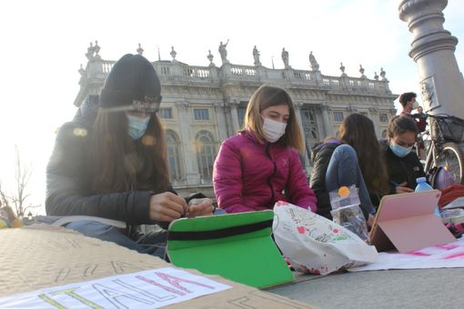Protesta degli studenti in piazza Castello contro la DAD Protesta degli studenti in piazza Castello contro la DAD