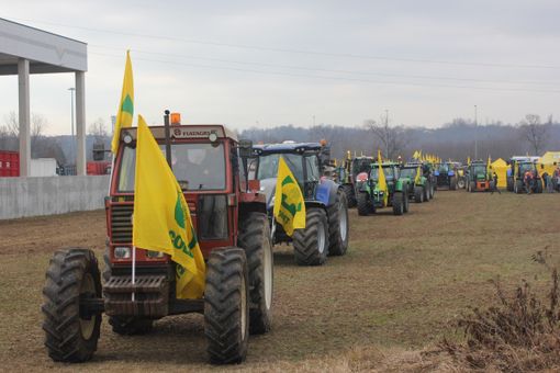Una strada cancella i campi nel Canavese, agricoltori in rivolta: "Non distruggete la nostra terra" [FOTO E VIDEO]