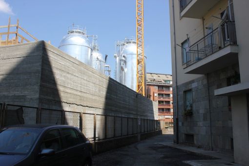 L’urlo di rabbia dei residenti di via Lugaro: “Murati in casa: un cantiere ci ha tolto la libertà” [VIDEO e FOTO]