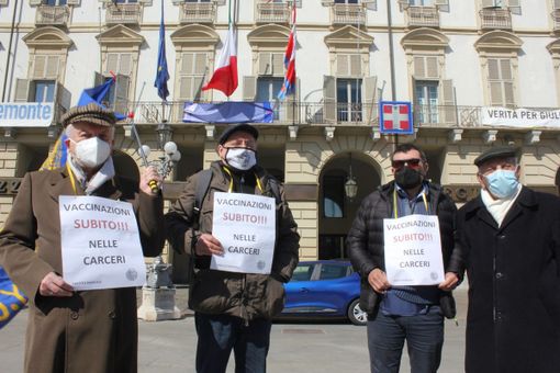Flash mob del partito Radicale davanti alla Regione: “Subito vaccini nelle carceri piemontesi” [VIDEO]