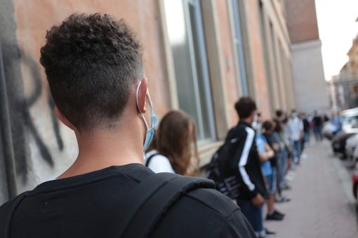 Ragazzi in coda fuori da scuola Ragazzi in coda fuori da scuola