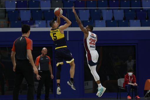 Troppi cerotti per resistere a Milano: la Reale Mutua cede all'Urania Troppi cerotti per resistere a Milano: la Reale Mutua cede all'Urania