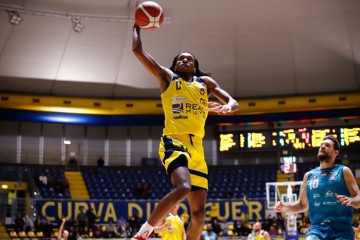 partita di basket con giocatore in azione