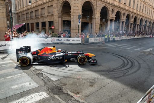 auto di formula uno in via Roma