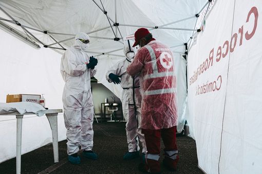 Ingresso di un paziente nel reparto Covid Ingresso di un paziente nel reparto Covid
