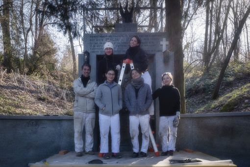 ragazzi in una foto di gruppo all'aperto ragazzi in una foto di gruppo all'aperto