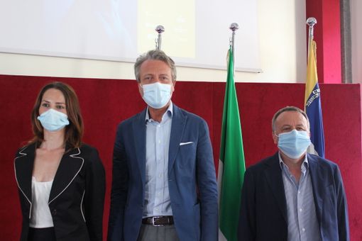 Assessore sacco e altre persone