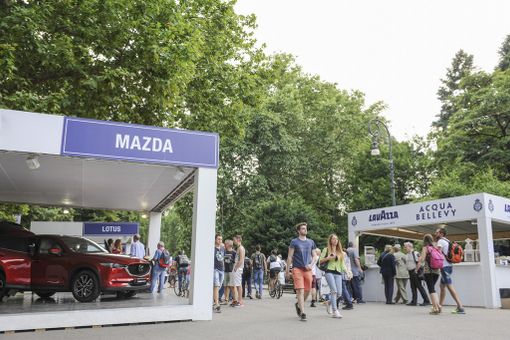 Salone dell'auto: un venerdì da record. E oggi arrivano i bolidi del Gran Premio Salone dell'auto: un venerdì da record. E oggi arrivano i bolidi del Gran Premio