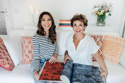 Due donne su un divano