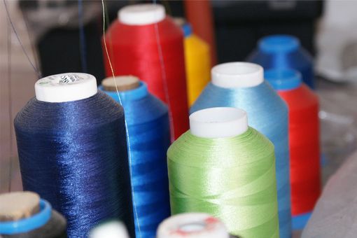 Coronavirus, il mondo delle sartorie morde il freno. E chi può, si riconverte per fare mascherine